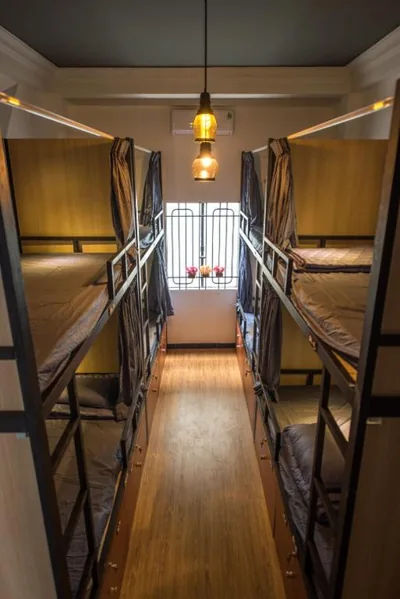Bett im gemischten 10-Bett-Schlafsaal mit Fenster — The Like Hostel & Cafe