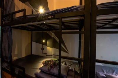 Bett im 8-Bett-Schlafsaal — The Like Hostel & Cafe